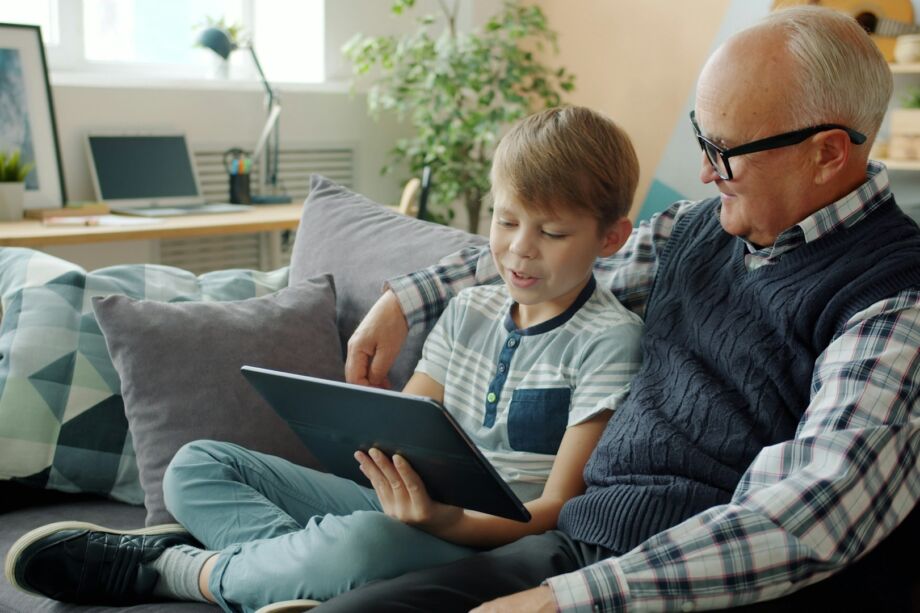 Un grand-père et son petit-fils sur un capapé en train de regarder une tablette - Photo de Vitaly Gariev sur https://unsplash.com/fr/photos/le-grand-pere-et-le-petit-fils-regardent-ensemble-une-tablette-QJVk5Wzl6s8
