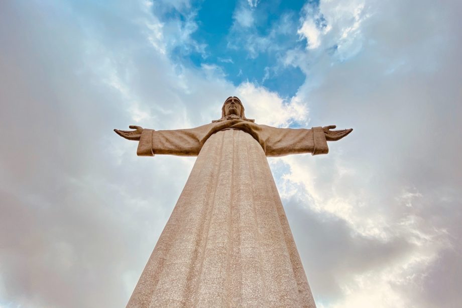 statue de Christ roi à Porto - Photo by Andrii Leonov on https://unsplash.com/fr/photos/photographie-en-contre-plongee-de-la-statue-de-jesus-christ-sous-le-ciel-bleu-pendant-la-journee-T0uR_2QHous
