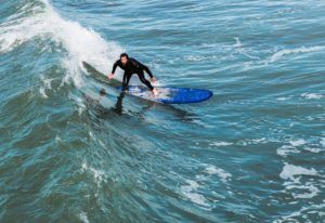 un surfer sur une vague - Photo by Casey Horner on Unsplash