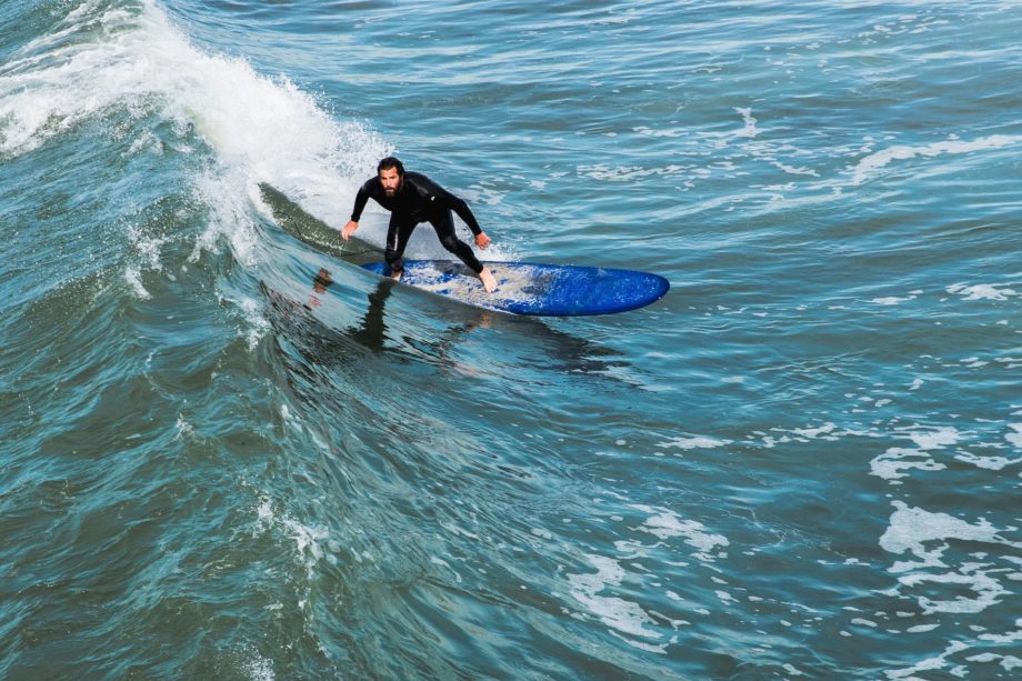un surfer sur une vague - Photo by Casey Horner on https://unsplash.com/fr/photos/homme-en-combinaison-noire-surfant-sur-la-vague-pendant-la-journee-U8sjM4U-8Fw