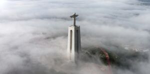 La statue du Christ Rédempteur à Rio qui dépasse tout, même les nuages : un appel à mettre Dieu au dessus de tout dans notre vie - Photo de Motoki Tonn sur https://unsplash.com/fr/photos/croix-blanche-sur-textile-rouge-et-noir-XBxJaP03wnM