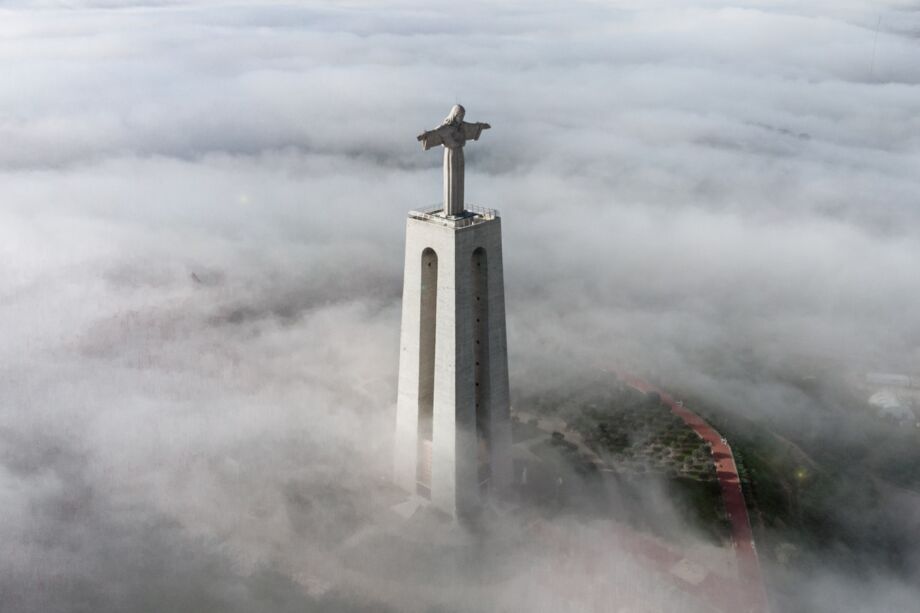 La statue du Christ Rédempteur à Rio qui dépasse tout, même les nuages : un appel à mettre Dieu au dessus de tout dans notre vie - Photo de Motoki Tonn sur https://unsplash.com/fr/photos/croix-blanche-sur-textile-rouge-et-noir-XBxJaP03wnM