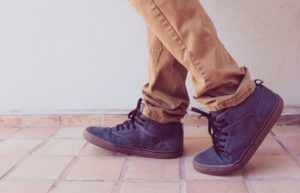 Des pieds dans des chaussures bleues marchent à petit pas sur du carrelage - Photo by NeONBRAND on Unsplash