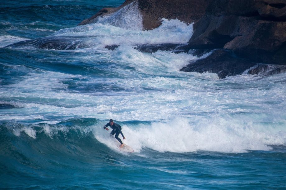 Une personne surfant sur une vague - Image par Squirrel_photos de https://pixabay.com/fr/photos/surfant-vagues-sport-surfeur-homme-5628803/