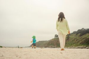 Une mère suit son enfant sur la plage afin de veiller sur lui - Photo de Cristian Castillo sur https://unsplash.com/fr/photos/une-femme-et-un-enfant-marchant-sur-une-plage-ubLmIJ-bM1M