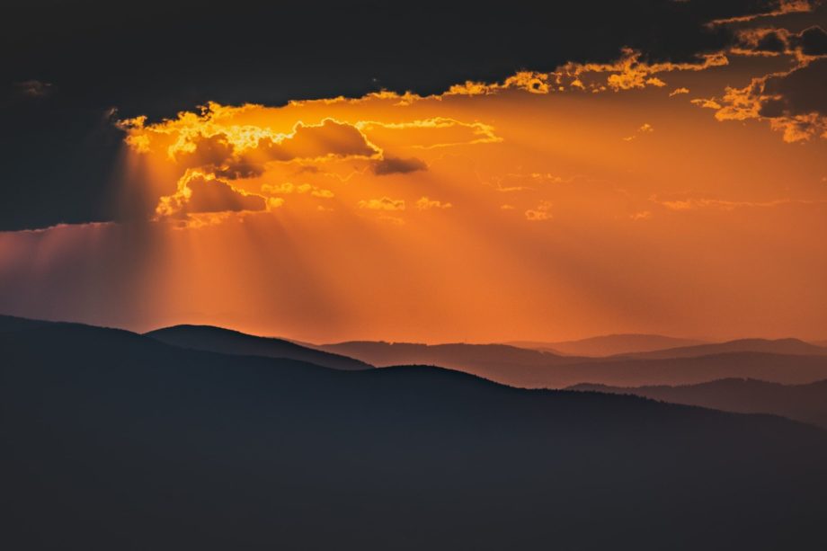 Soleil caché derrière des nuages, éclairant les montagnes - Photo by Marek Piwnicki on https://unsplash.com/fr/photos/silhouette-de-montagne-au-coucher-du-soleil-xjTGy_vS0eA