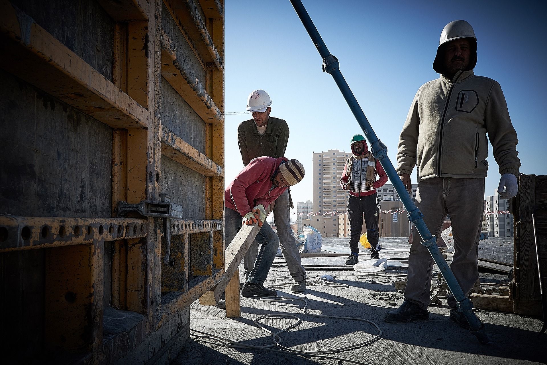 des hommes sur un chantier de construction - Image par Mowtiti de https://pixabay.com/fr/photos/hommes-ouvriers-construction-5703216/