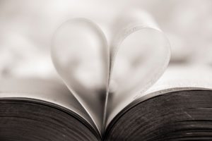 Un livre ouvert avec deux pages formant un cœur - Photo by Hush Naidoo on Unsplash
