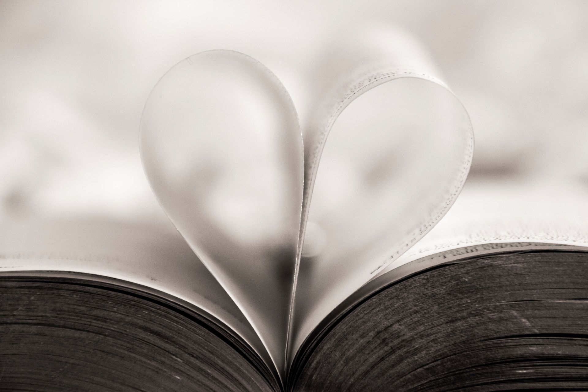 Un livre ouvert avec deux pages formant un cœur - Photo by Hush Naidoo on https://unsplash.com/fr/photos/coeur-en-forme-de-livre-page-gros-plan-photographie-2cdzDZ90M90