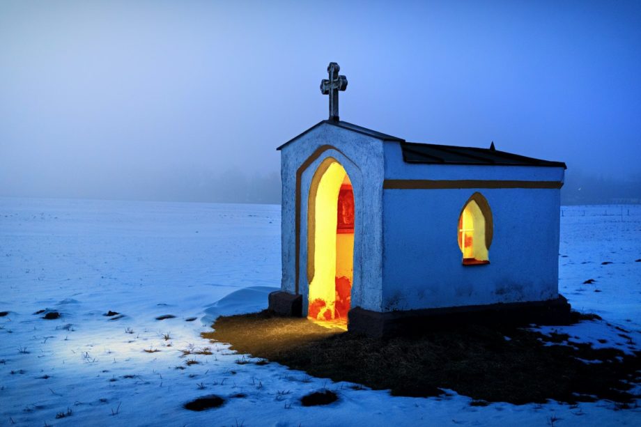 minuscule chapelle éclairée de l