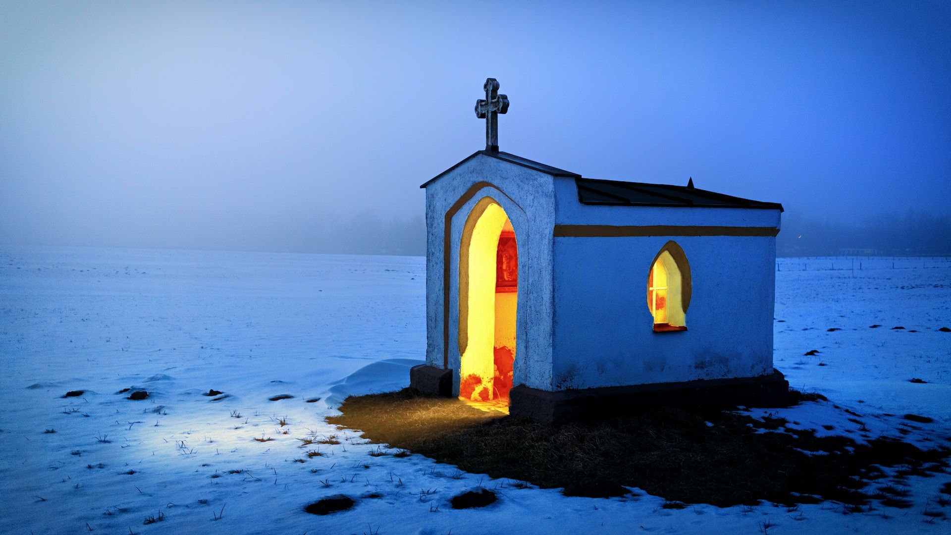 minuscule chapelle éclairée de l'intérieur dans le crépuscule et la neige - Photo by Johannes Plenio on https://unsplash.com/fr/photos/eglise-en-beton-blanc-et-noir-en-hiver-xuibQCRN2WU
