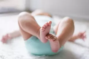 bébé vu par les pieds - Photo by Picsea on Unsplash