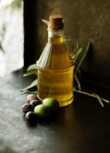 flacon d'huile et olives - Photo by Roberta Sorge on Unsplash