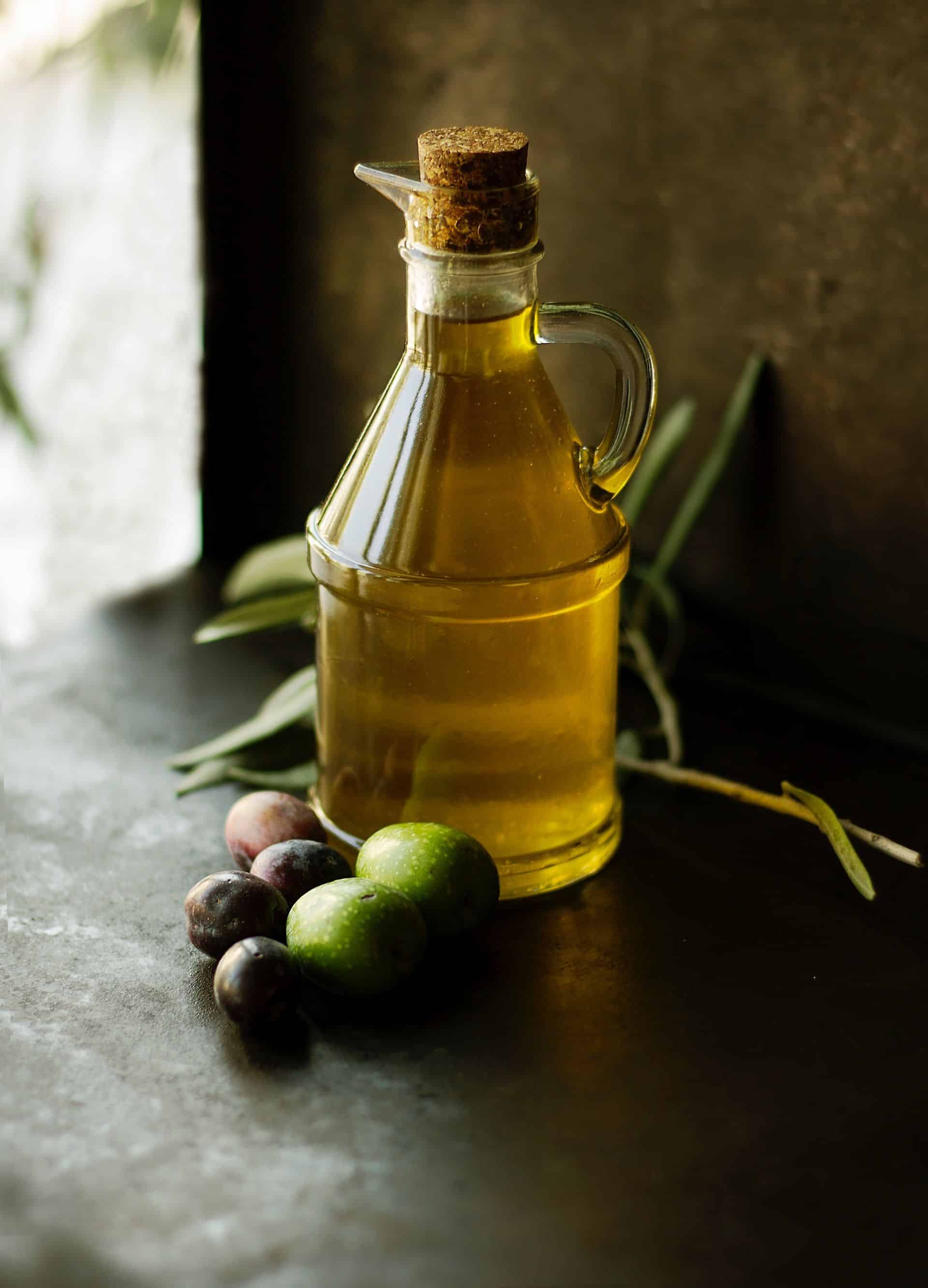 flacon d'huile et olives - Photo by Roberta Sorge on https://unsplash.com/fr/photos/bouteille-de-burette-en-verre-transparent-uOBApnN_K7w