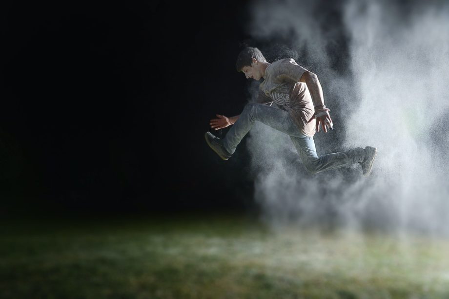 un jeune homme court entre poussière et obscurité - Photo by frank mckenna on https://unsplash.com/fr/photos/homme-en-chemise-grise-sautant-pendant-la-nuit-qSt7kkJxiGg
