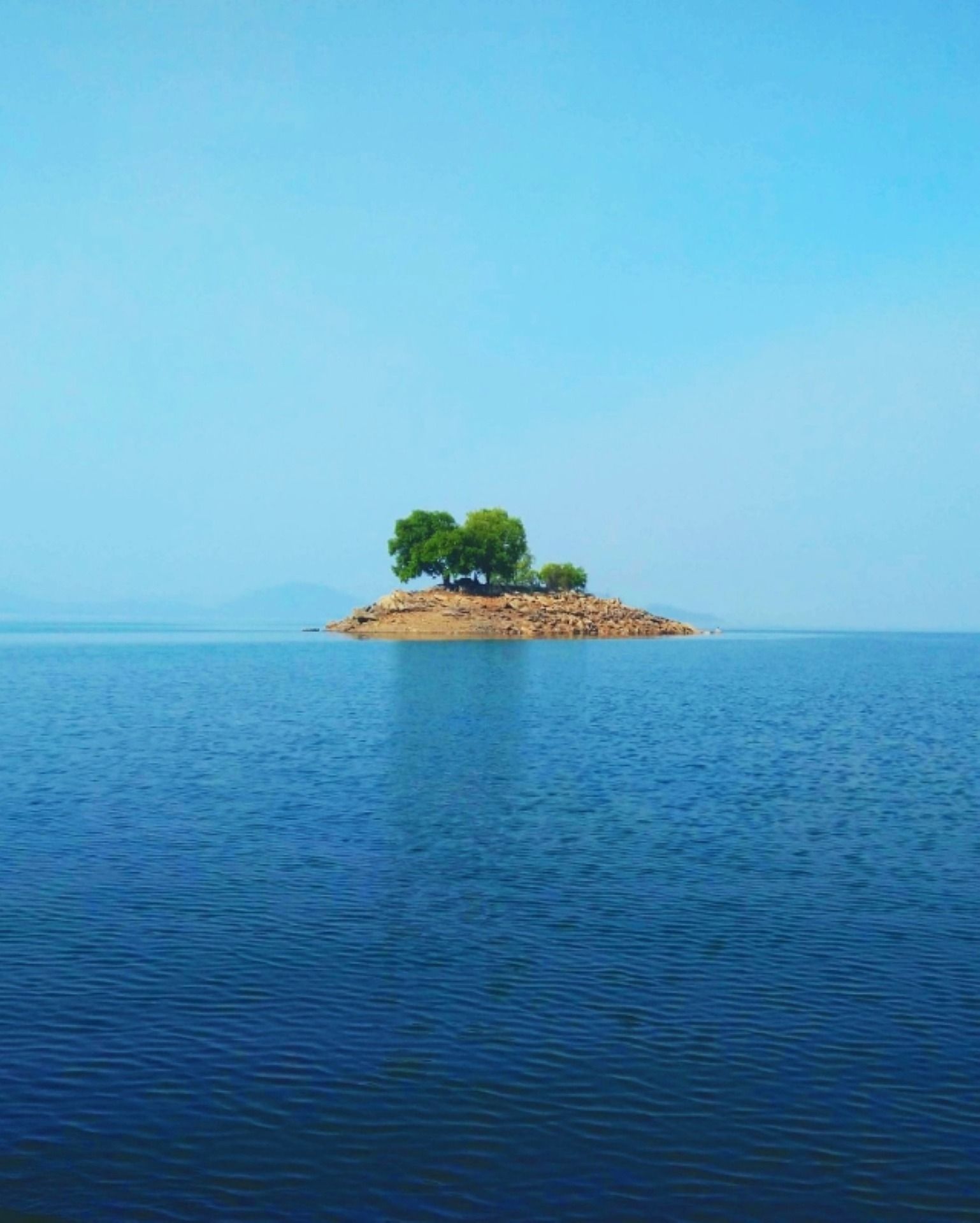 une toute petite île en pleine mer - Image par Debaudh Majee de https://pixabay.com/fr/photos/%C3%AEle-d%C3%A9sert%C3%A9-lac-r%C3%A9servoir-leau-5540231/