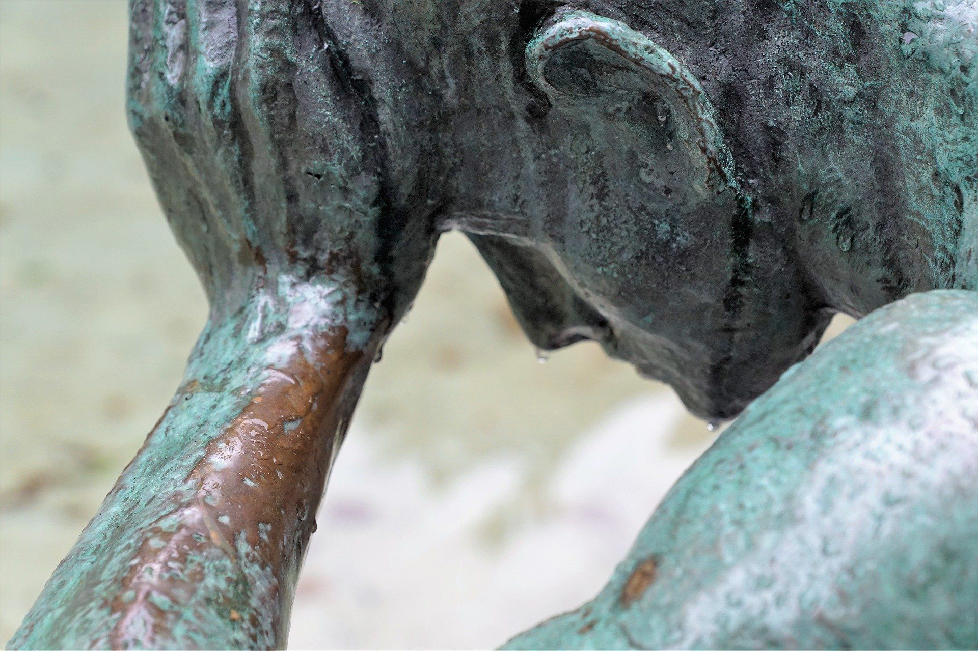 statue en bronze d'un homme pensif avec des goutes de pluie - Image par photosforyou de Pixabay