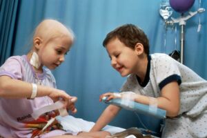 deux enfants blessés hospitalisés se réconfortent mutuellement - Photo de National Cancer Institute sur https://unsplash.com/fr/photos/fille-et-garcon-jouant-sur-le-lit-eRExodEMiOE