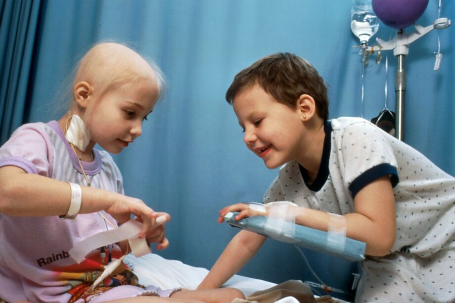 deux enfants blessés hospitalisés se réconfortent mutuellement - Photo de National Cancer Institute sur https://unsplash.com/fr/photos/fille-et-garcon-jouant-sur-le-lit-eRExodEMiOE