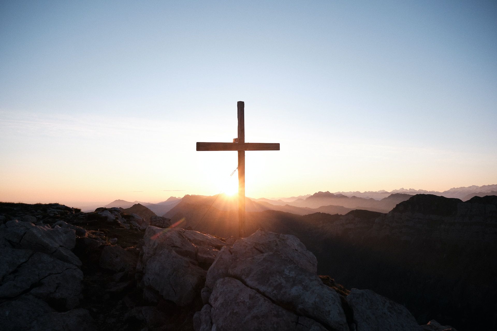 croix dans la montagne avec le lever du soleil - Photo by Yannick Pulver on https://unsplash.com/fr/photos/croix-brune-sur-roche-brune-pendant-la-journee-FAU2NI1Uixg