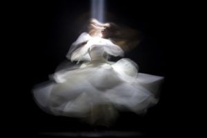 danseuse habillée d'une robe blanche, tournouyant - Photo by Ahmad Odeh on Unsplash