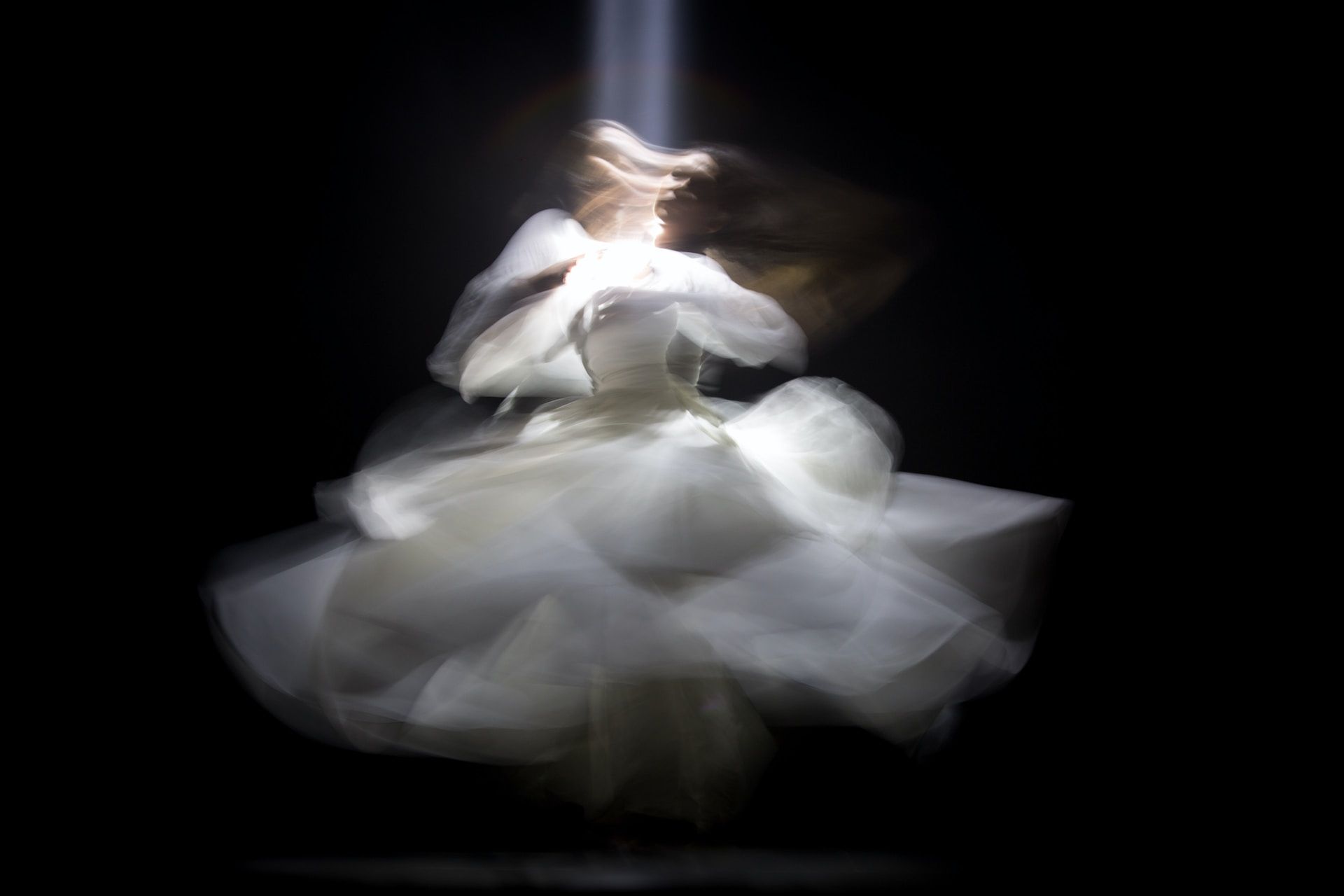 danseuse habillée d'une robe blanche, tournouyant - Photo by Ahmad Odeh on https://unsplash.com/fr/photos/femme-dansant-la-photographie-en-accelere-lVNjROfGm8Q