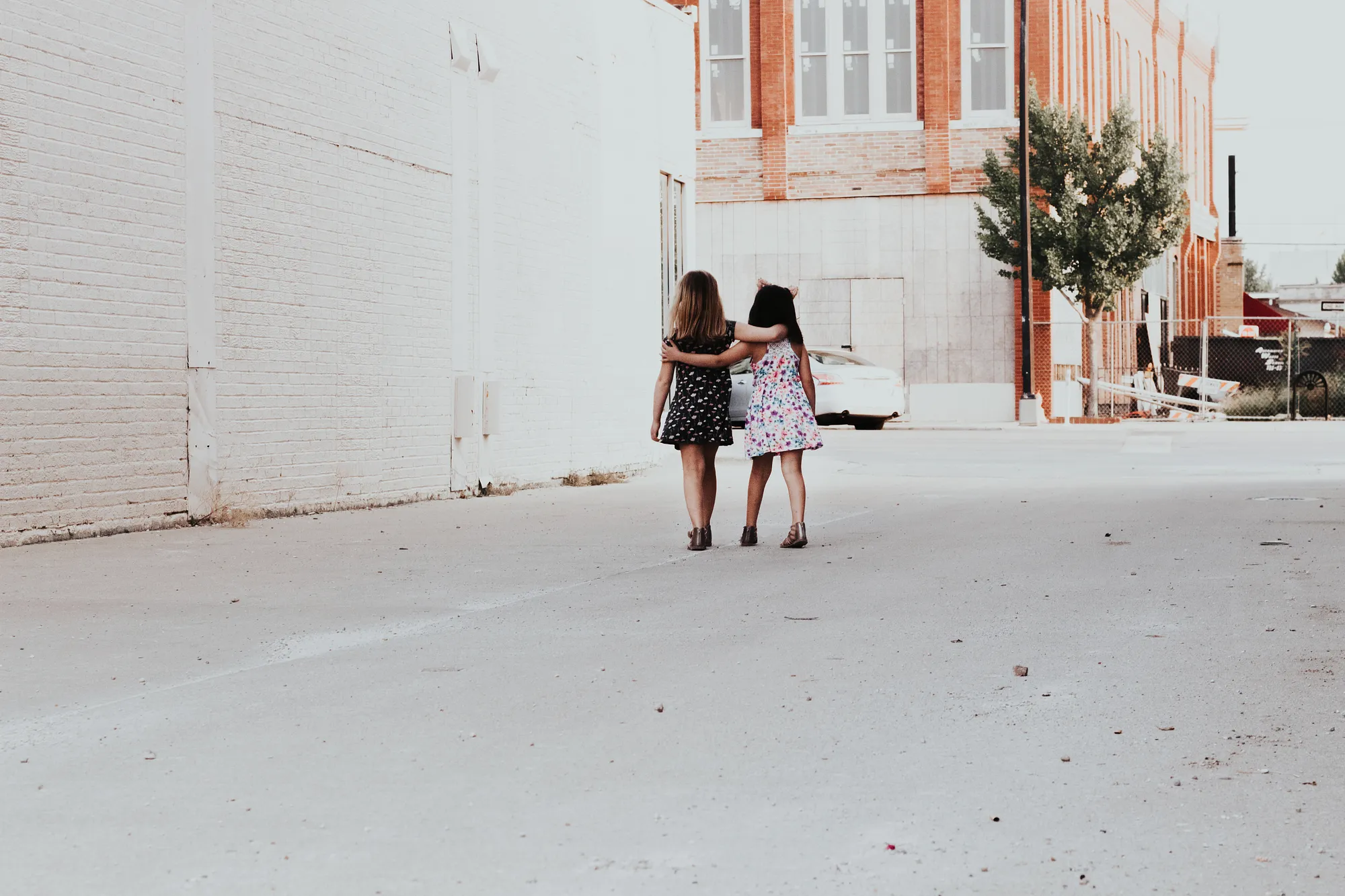 Deux fillettes se tiennent en marchant - Photo by Andrea Tummons on Unsplash
