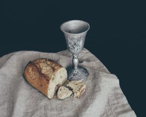 pain et coupe de vie pour la communion - Image par hudsoncrafted de Pixabay 