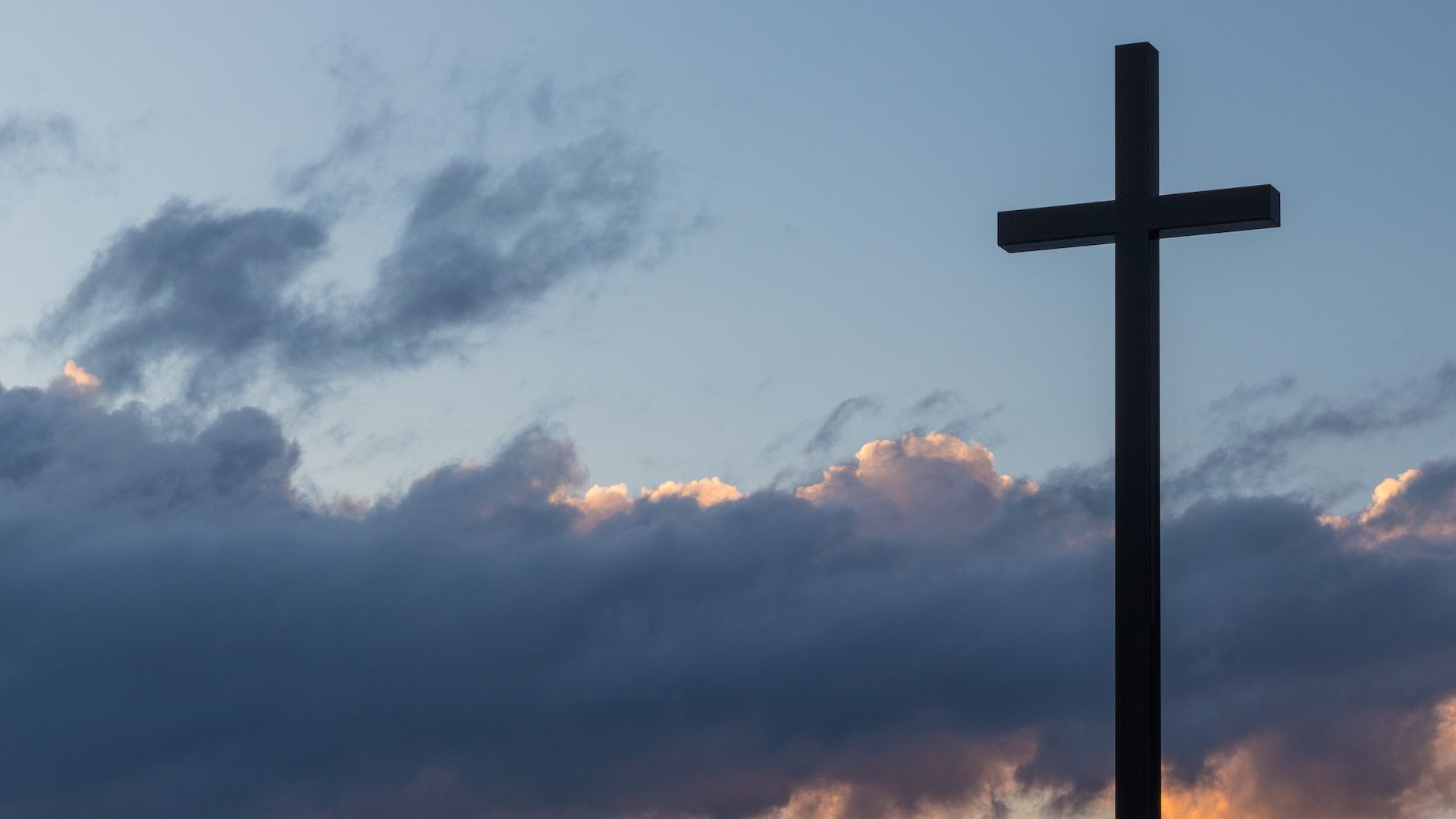 une croix en montagne se détache sur un ciel changeant - Photo by Greg Rosenke on https://unsplash.com/fr/photos/silhouette-de-croix-UTY4N-NU6Wg