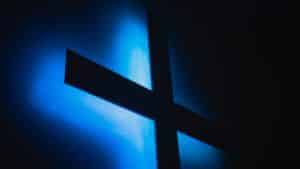 croix en contre jour dans la nuit, avec halo bleu - Photo by James Kovin on Unsplash