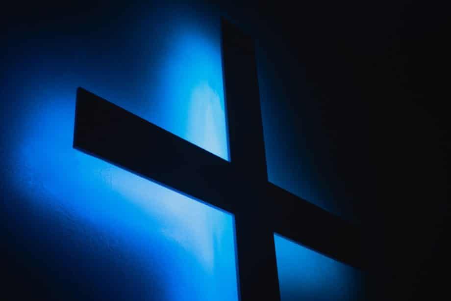 croix en contre jour dans la nuit, avec halo bleu - Photo by James Kovin on https://unsplash.com/fr/photos/fond-decran-numerique-bleu-et-blanc-WQjSCX8utYw