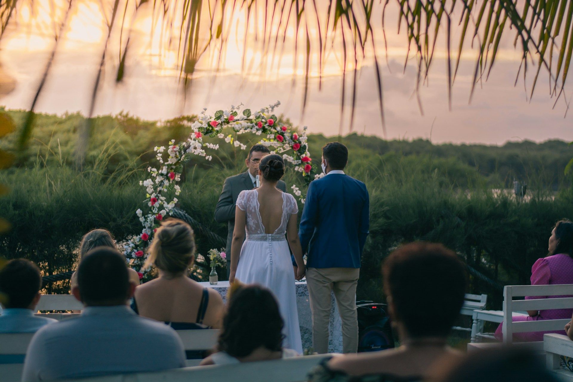 cérémonie de mariage en plein air - Photo by Rafael Alves on https://unsplash.com/fr/photos/homme-en-veste-de-costume-bleue-debout-a-cote-dune-femme-en-robe-blanche-sans-manches-tJQxuoWqL0s
