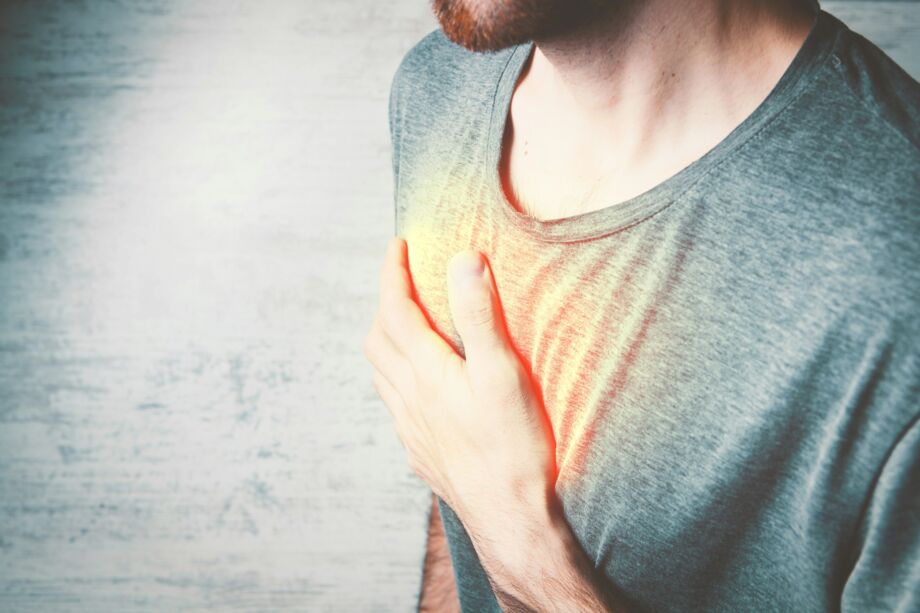 Un homme ressent une douleur à la poitrine (de l'autre côté du cœur) - Photo de Sasun Bughdaryan sur https://unsplash.com/fr/photos/un-homme-tenant-sa-poitrine-avec-ses-mains-5pxhSAIxVNU