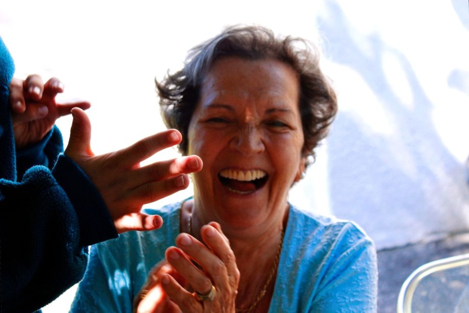 une femme heureuse parmi les siens - Photo by Ainara Oto on https://unsplash.com/fr/photos/femme-en-chemise-bleue-souriante-AOL94TAX0tU