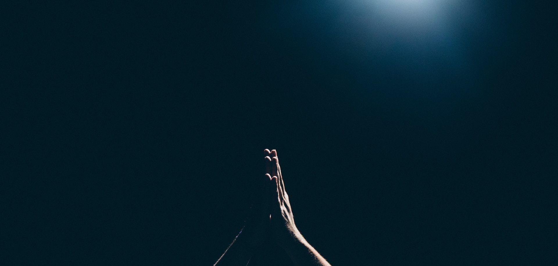 mains tendues en prière vers le ciel, dans la nuit - Photo by Amaury Gutierrez on https://unsplash.com/fr/photos/personne-levant-les-bras-rzmQOng8h8I