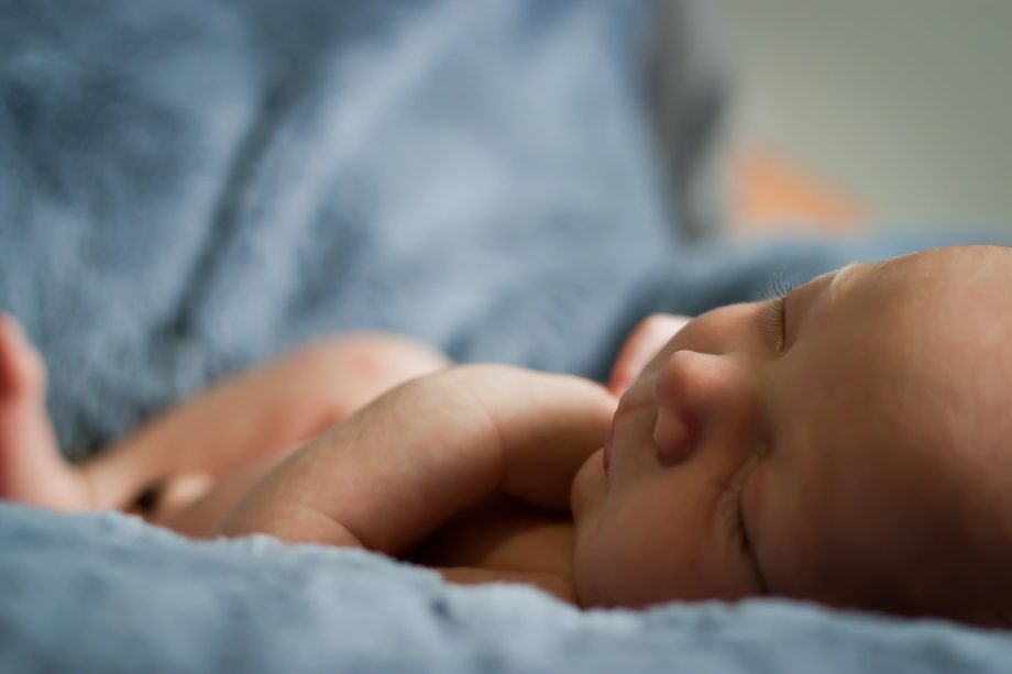 Un nouveau né endormi en gros plan - Photo by Carlo Navarro on https://unsplash.com/fr/photos/photo-en-gros-plan-de-bebe-sur-couverture-bleue-WCbCRXk7nmU