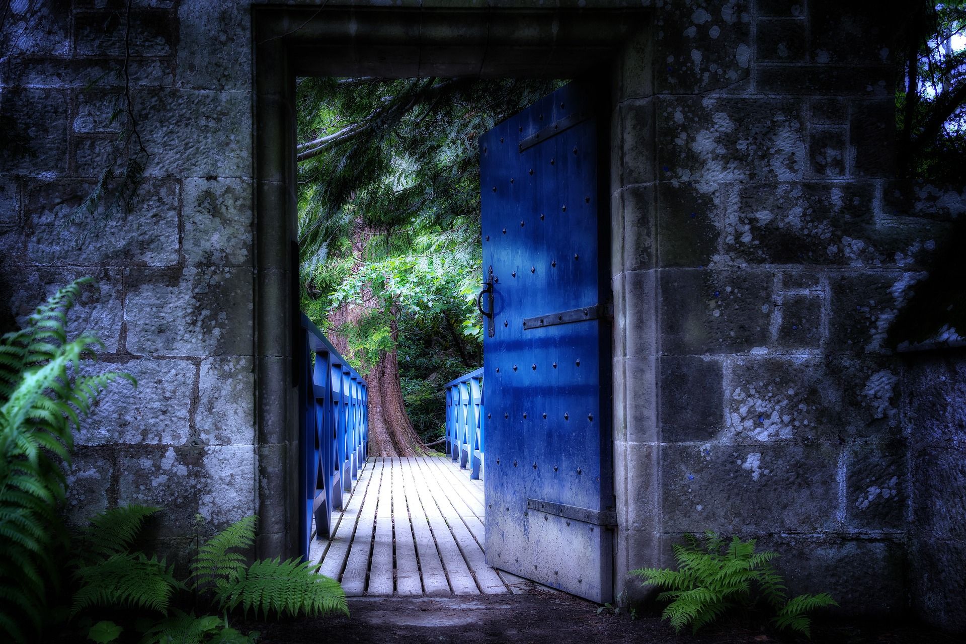 porte ouverte sur une passerelle et un chemin - Image par Peter H de https://pixabay.com/fr/photos/portail-porte-entr%C3%A9e-vieille-2406933/
