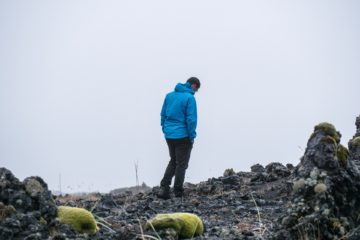 Un homme seul, en montagne, comme pensif - Photo by Majkl Velner on https://unsplash.com/fr/photos/homme-en-veste-bleue-mains-sur-la-poche-c_f2LFWo9XQ