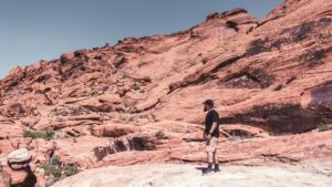 Un homme dans le désert, observe - Photo de Moses Vega sur https://unsplash.com/fr/photos/photographie-dhomme-debout-sur-le-sol-83dh05DIDnM