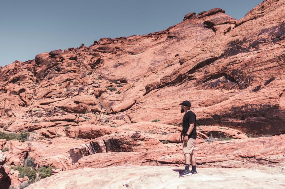 Un homme dans le désert, observe - Photo de Moses Vega sur https://unsplash.com/fr/photos/photographie-dhomme-debout-sur-le-sol-83dh05DIDnM