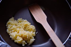 Un petit peu de riz dans un plat avec une couillère - Photo by Rodrigo Pereira on Unsplash