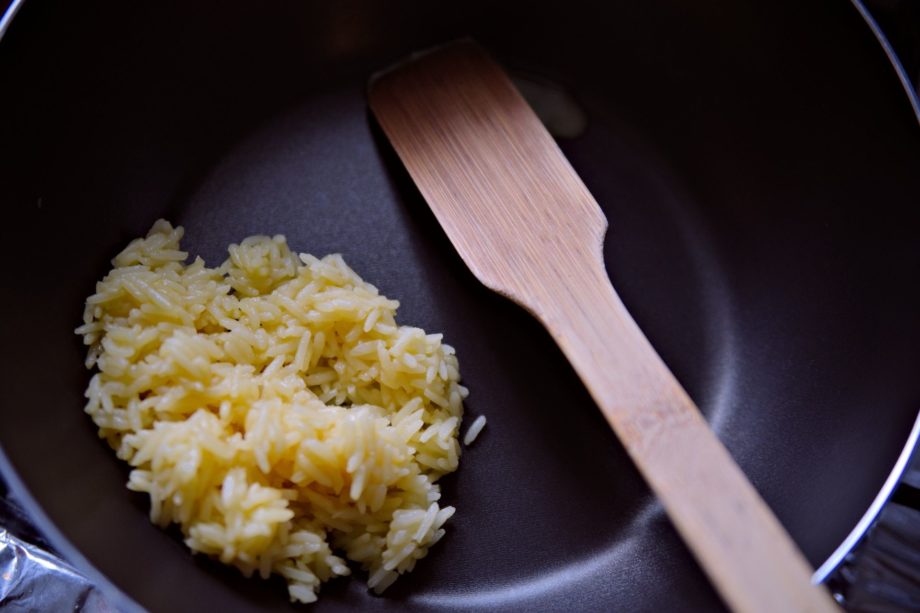Un petit peu de riz dans un plat avec une couillère - Photo by Rodrigo Pereira on https://unsplash.com/fr/photos/riz-jaune-sur-assiette-noire-aiJDr2k2c0c