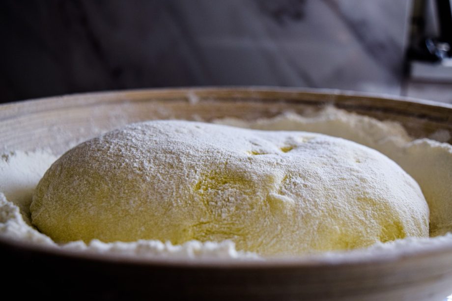 une pâte à pain levée - Photo by Tijana Drinic on https://unsplash.com/fr/photos/pate-brune-sur-plateau-en-bois-brun-2r9GNiRw1fI