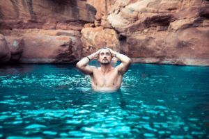 Un homme se baignant dans l'eau - Thanks to Ameer Basheer sur Unsplash