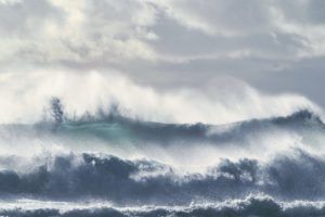 des vagues sur la mer, avec du vent - Photo by Axel Antas-Bergkvist on Unsplash