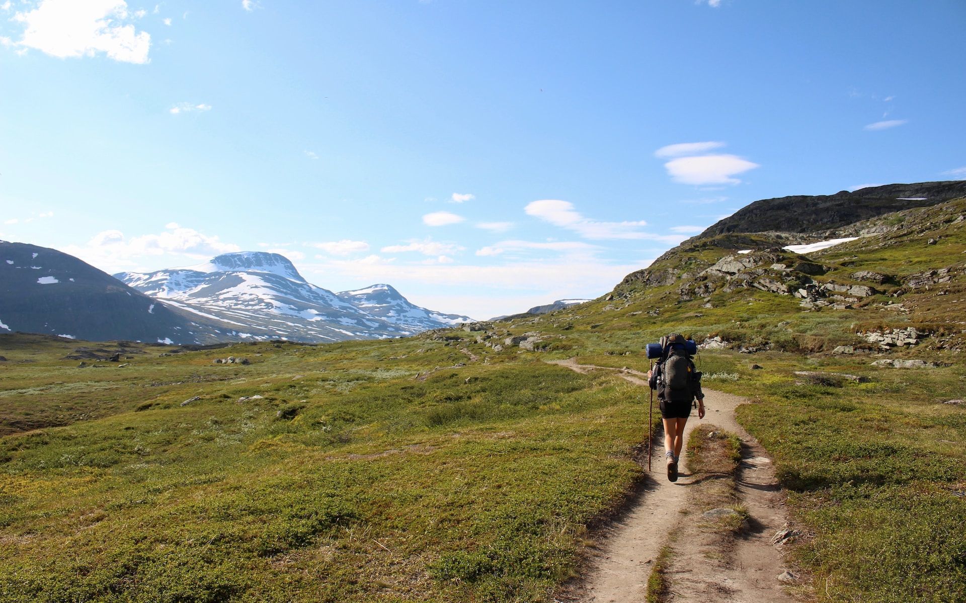 chemin en montagne en Suède - Photo by Mats Hagwall on https://unsplash.com/fr/photos/DY-xrG3RG_w