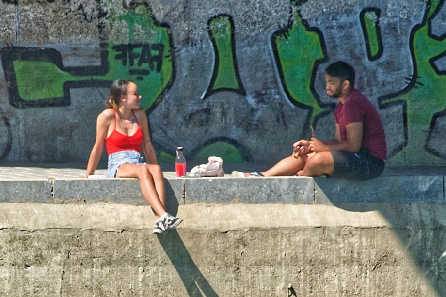 jeune homme et jeune fille assis sur un quai - Photo by Pascal Bernardon on https://unsplash.com/fr/photos/R54B8DsGBhw