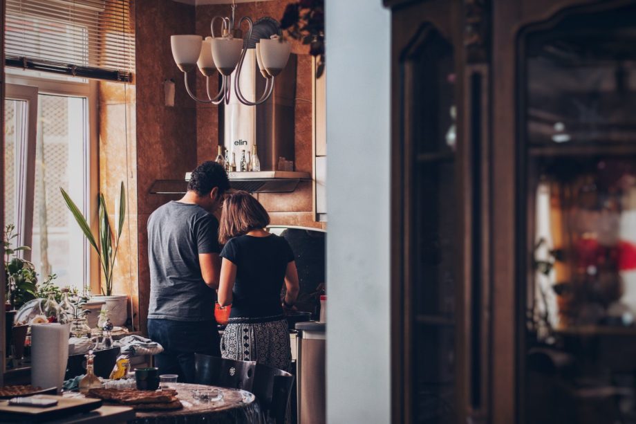 couple en train de faire la vaisselle dans la cuisine - Photo by Soroush Karimi on https://unsplash.com/fr/photos/Mx5kwvzeGC0