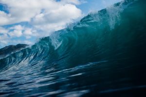 grande vague dans l'océan - Photo by Tim Marshall on Unsplash