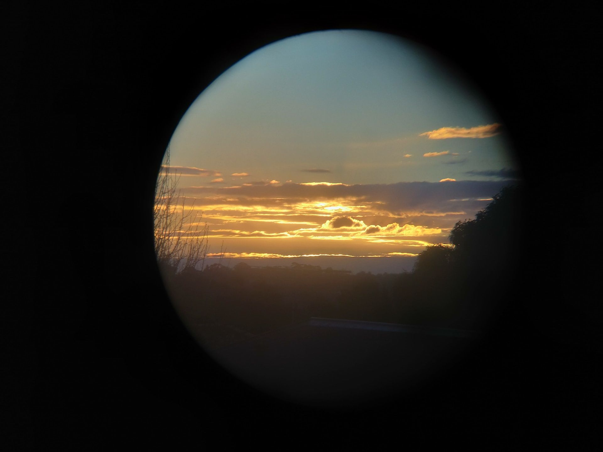 coucher de soleil vu à travers un télescope - Photo by Arnold Zhou on https://unsplash.com/fr/photos/s5Hq_YBzZF0